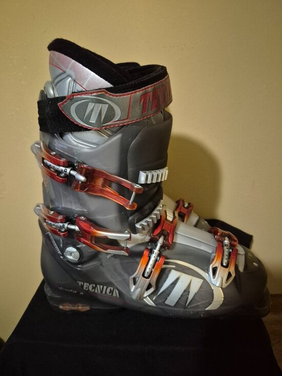 A PAIR OF USED TECNICA VENTO 6 HVL SKI BOOTS MEN 324 MM SHELL